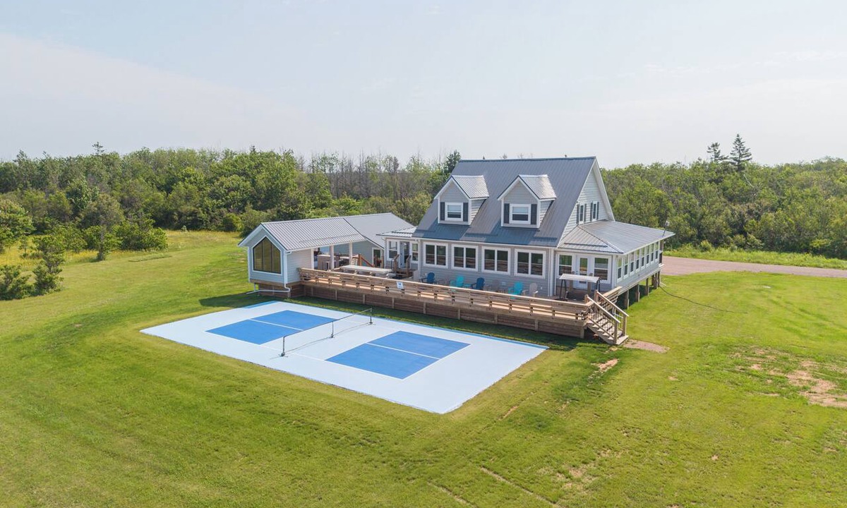 Prince County House | Beachfront, sandbar, 8p sauna, pickleball court, 6BR, outdoor kitchen and more