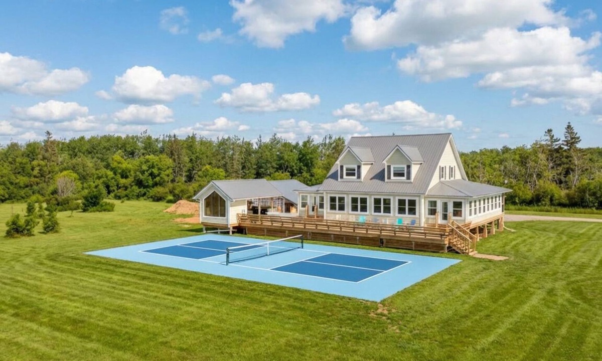 Prince County House | Beachfront, sandbar, 8p sauna, pickleball court, 6BR, outdoor kitchen, kayaks.