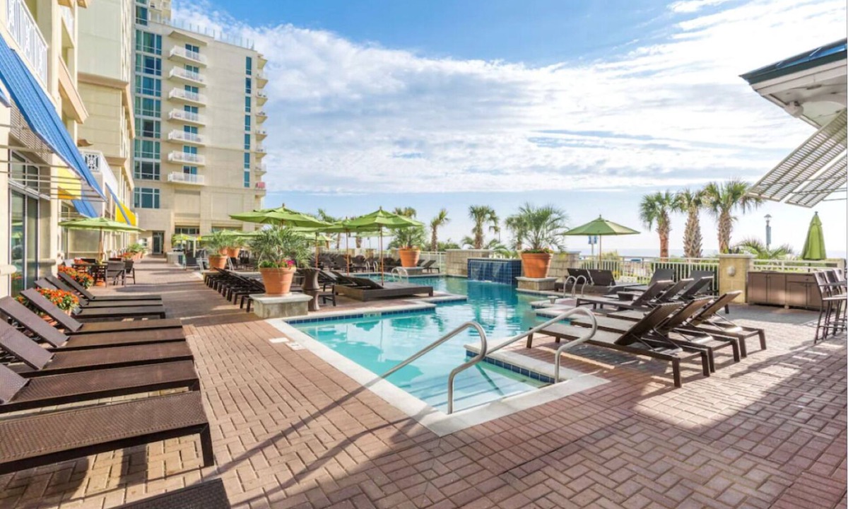 Northeast Virginia Beach Hotel | Beachfront Stay with Outdoor Pool Access | 2 Units Steps from the Sand & Sea