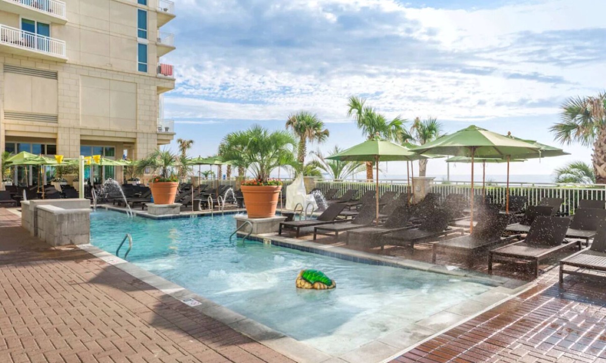 Northeast Virginia Beach Hotel | Beachfront Stay with Full Amenities for Family Fun l 3 Spacious Suites