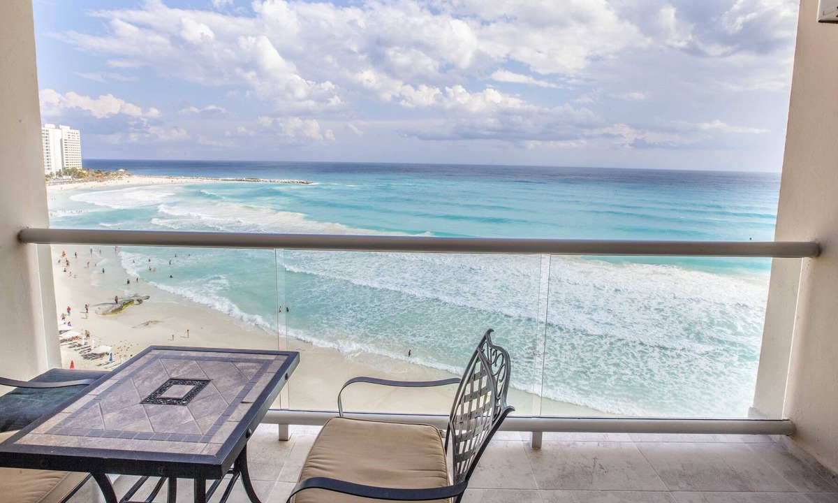 Zona Hotelera Apartment | Beachfront Studio in Cancun´s Heart. Breathless view!