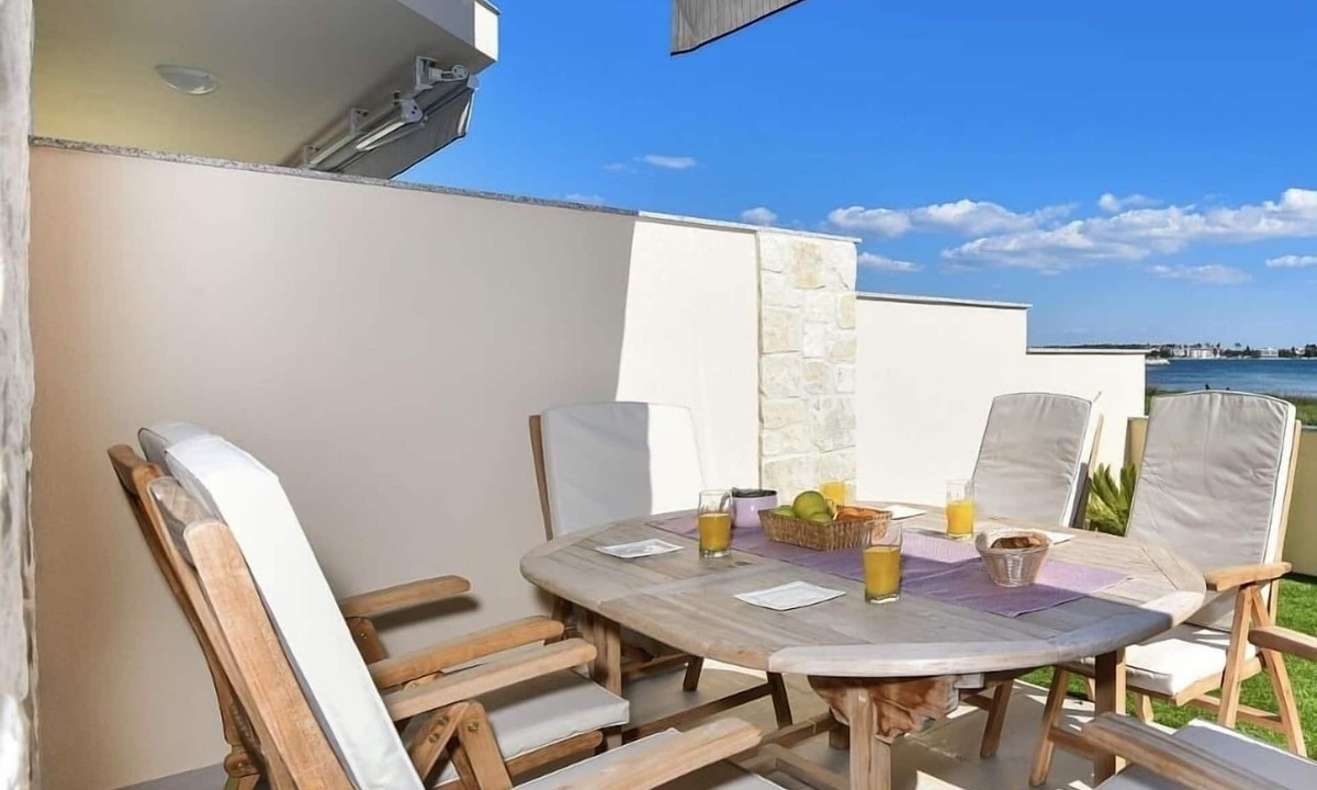 Privlaka Apartment | Beachfront Sun Garden Villas
