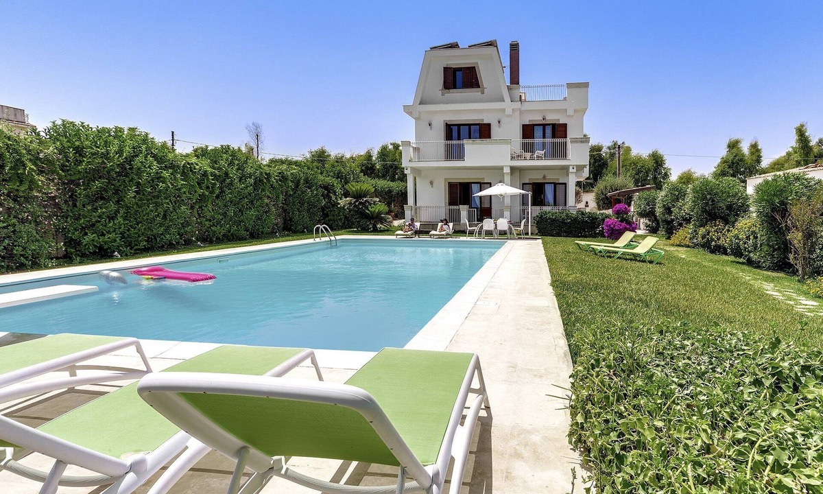 Carrozziere Villa | Beachfront Syracuse Villa | 5 Bedrooms | Villa Maddocazzo | Spectacular Sea View