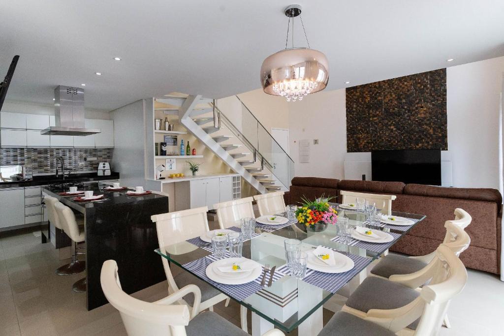 Vila Alzira Apartment | Beachfront triplex with rooftop pool on Astúrias Beach in Guarujá