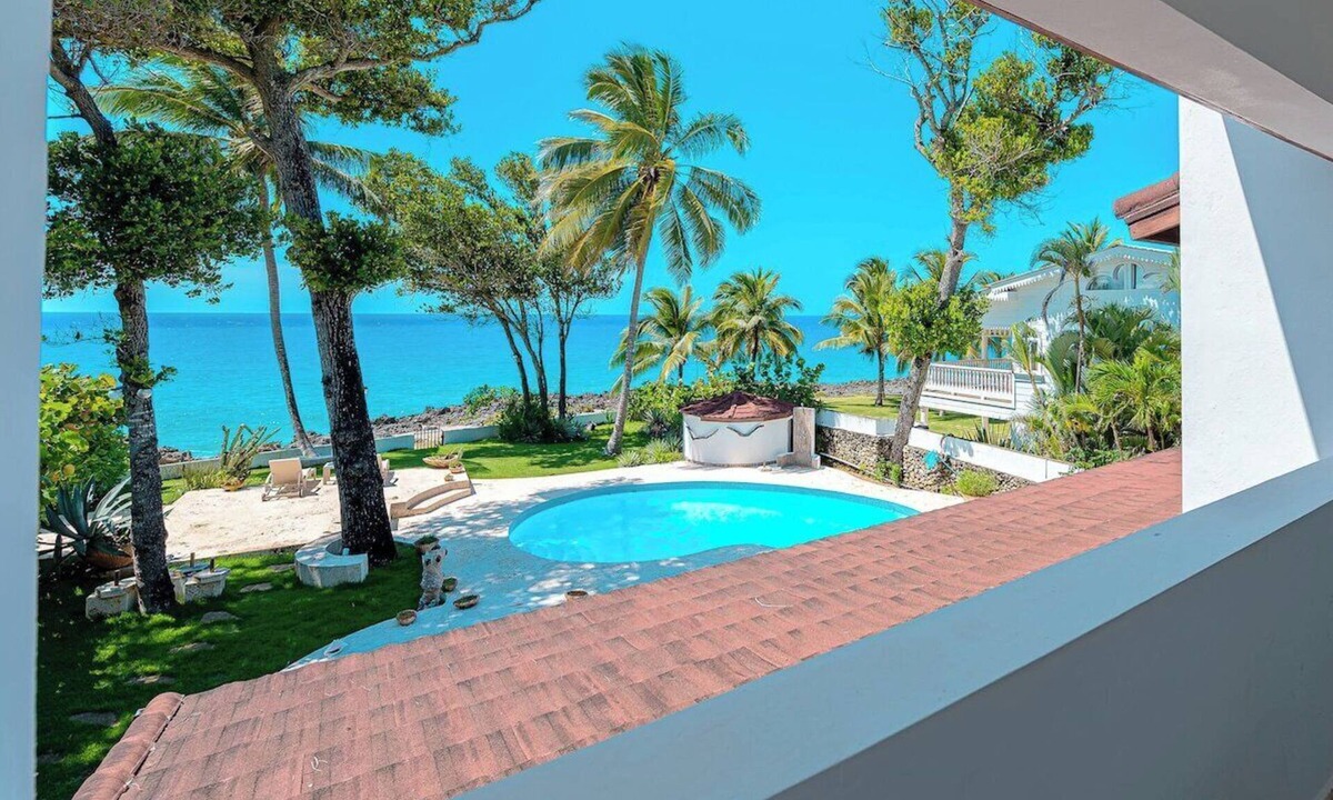 La Esplanada Villa | Beachfront villa, amazing sea views, FULLY LOADED!