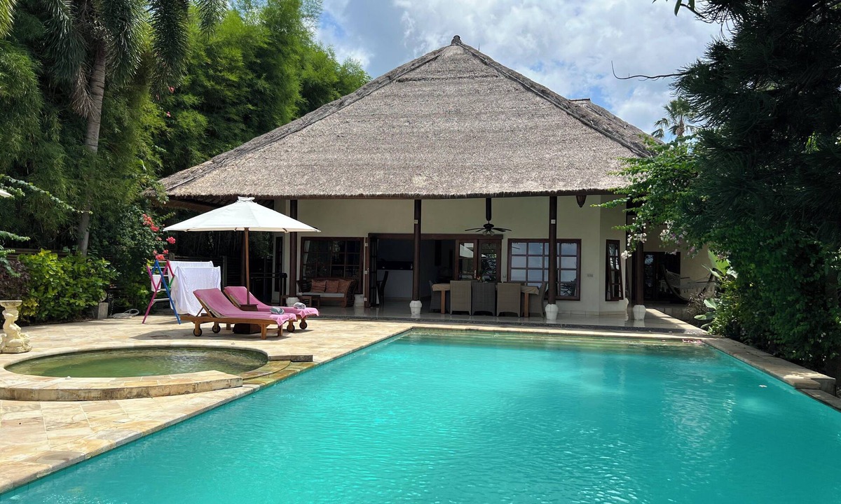 Lokapaksa Villa | Beachfront Villa Nirwana - Private Pool, Jacuzzi, Sunset Views & Friendly Staff!