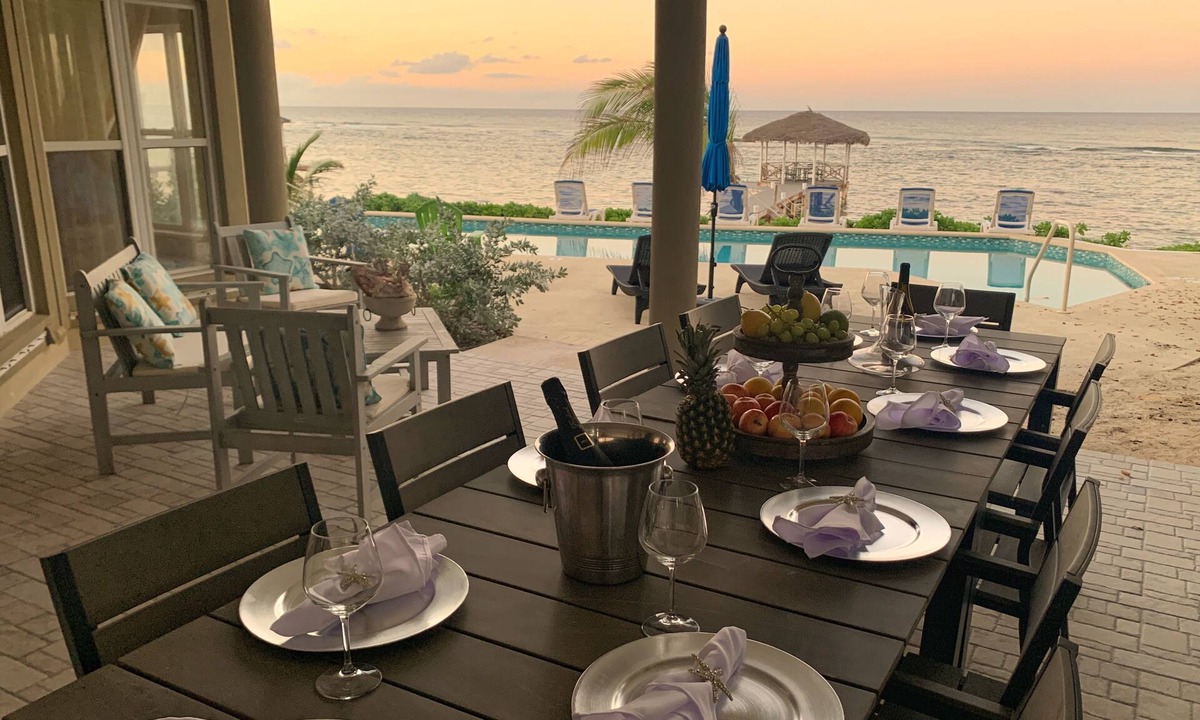 North Side House | BEACHFRONT w/Private Dock-50 ft Pool-Theatre