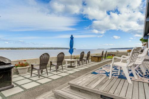 Bells Beach House | Beachfront Whidbey Island Home + Apartment!