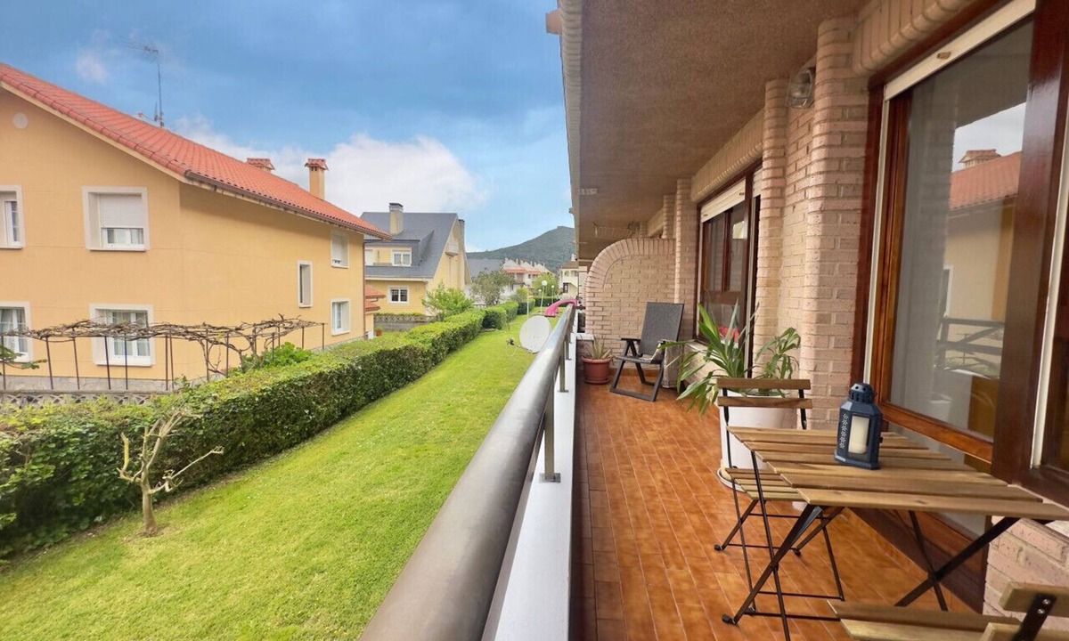 Santona Apartment | Beachfront with private garden La Galerna 17000