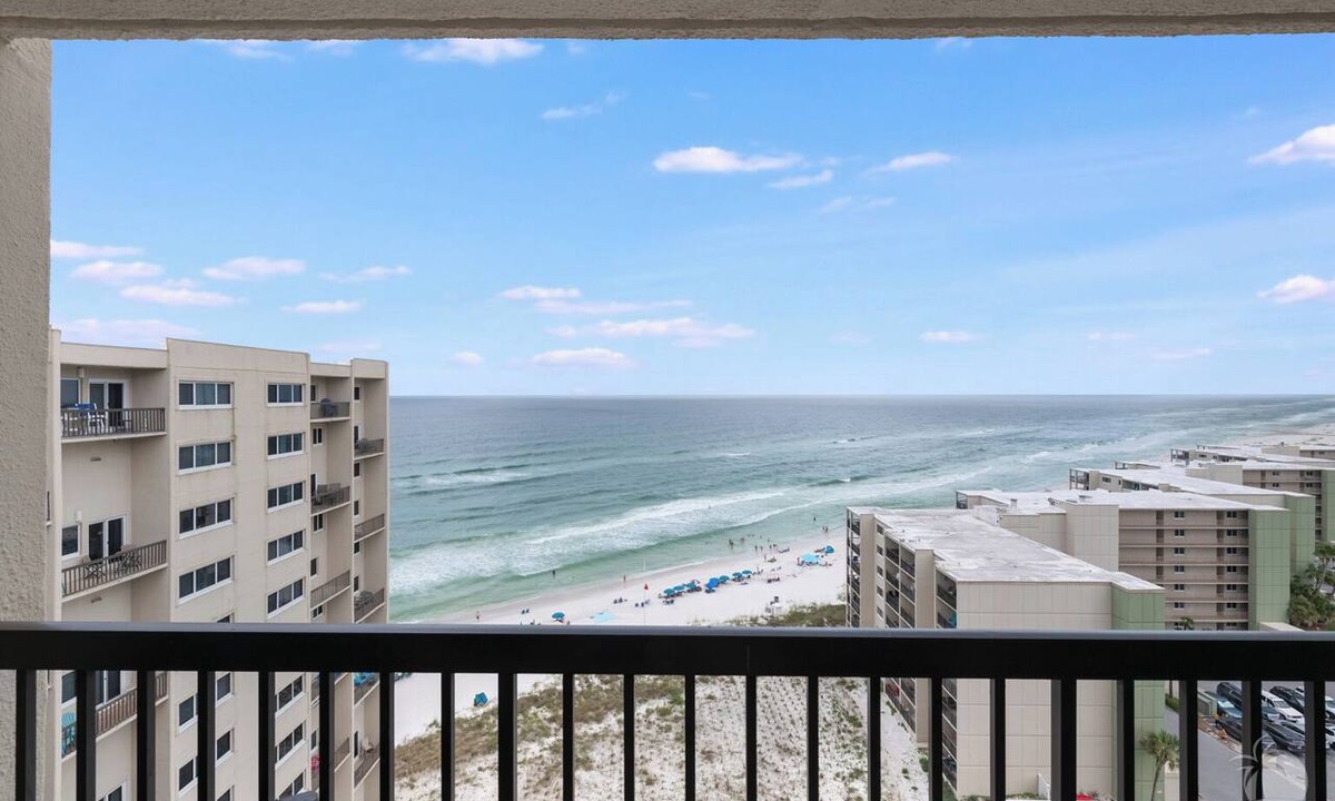 Sunnyside Condo | BeachfrontBliss - Penthouse 1BD Gulf + Lake Views