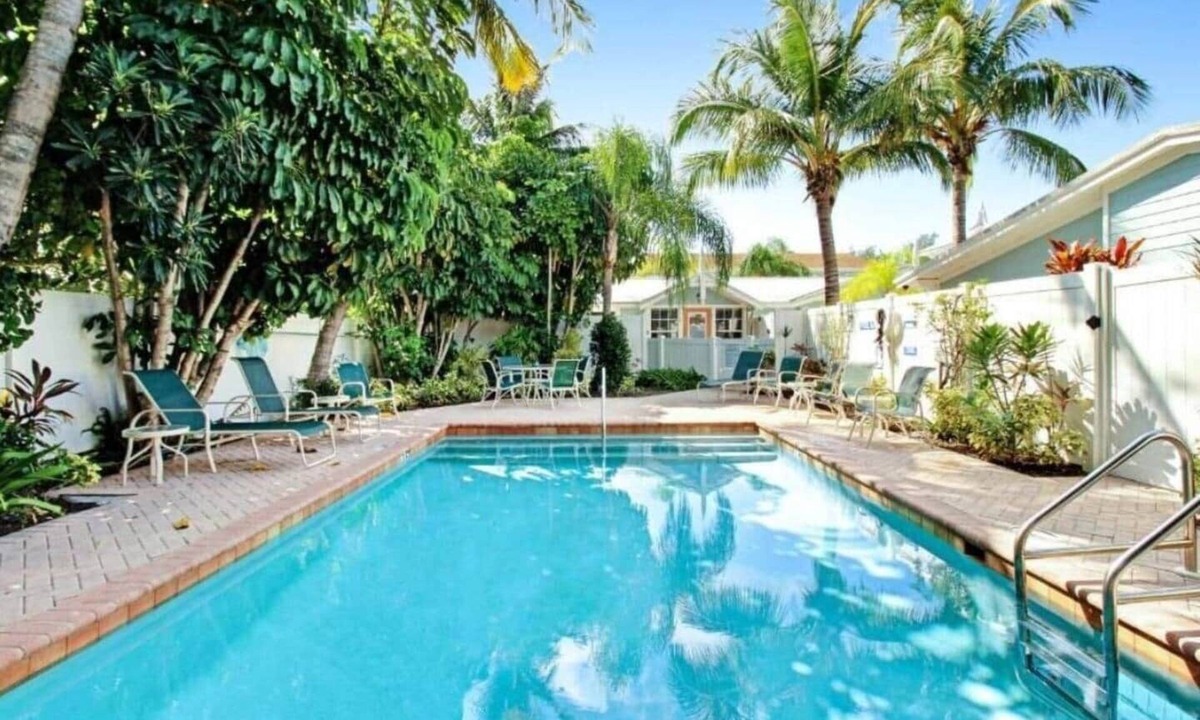 Holmes Beach Villa | Beachside 2BR AMI Villa with Pool Access