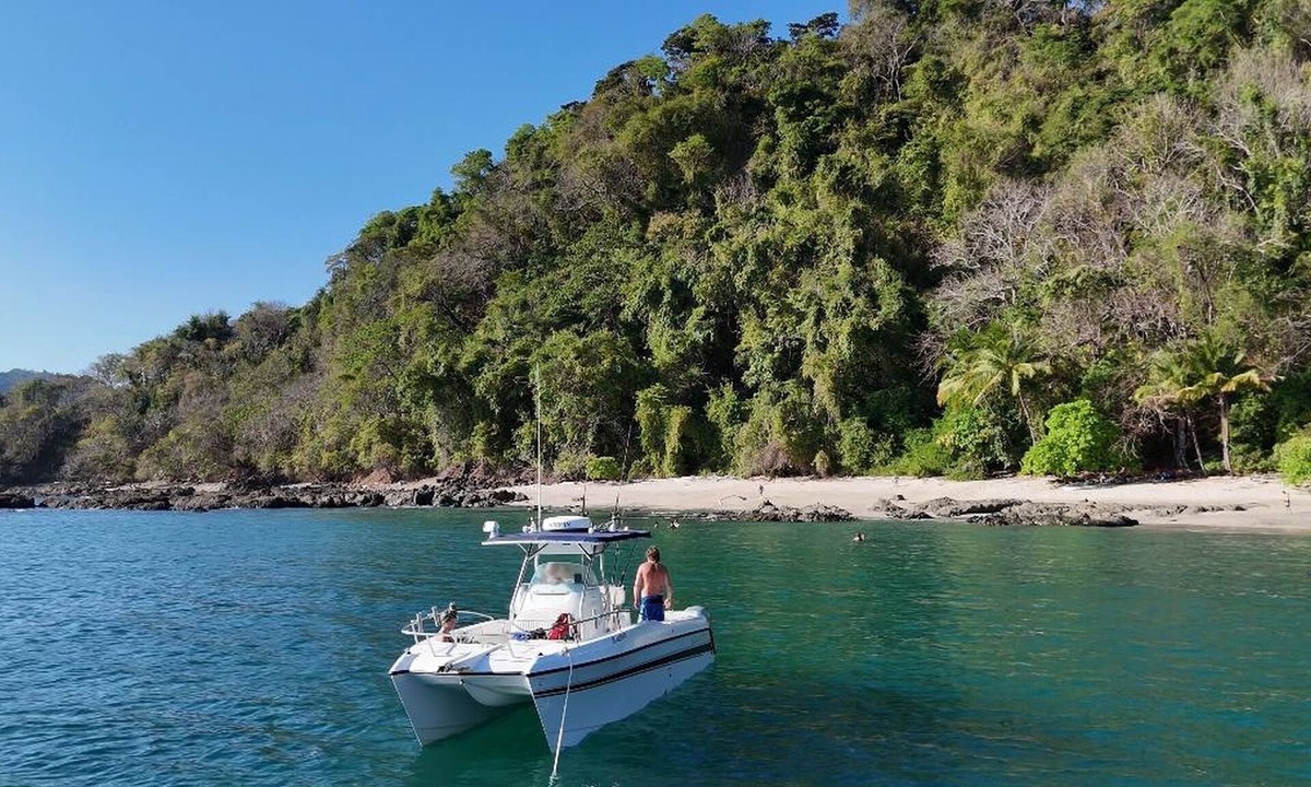 Mal Pais Condo | Beachside 3BR + Private Catamaran Fishing Hosted by Your Stay