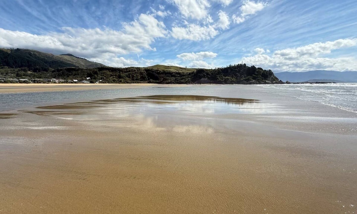 Tata Beach House | Beachside Bach Just across the road to Ligar Bay!