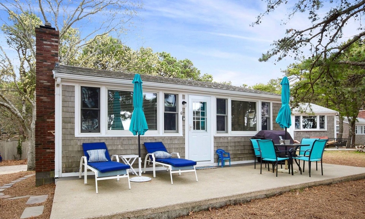 Indian Neck Heights Cottage | Beachside Bliss – Beautiful Cottage Steps from the Sea 🏖