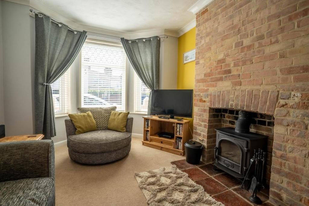 Lowestoft Apartment | Beachside Bliss!