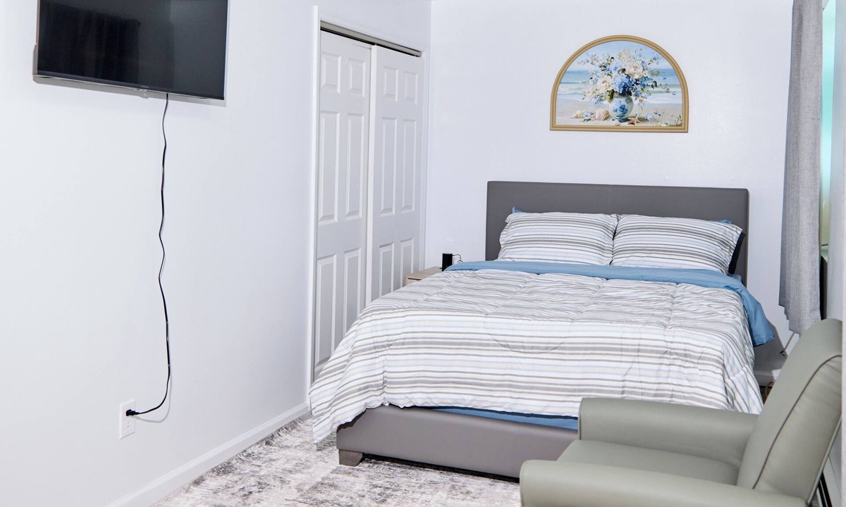 Queens House | Beachside Bliss Stylish 2BR in the Heart of Far Rockaway.