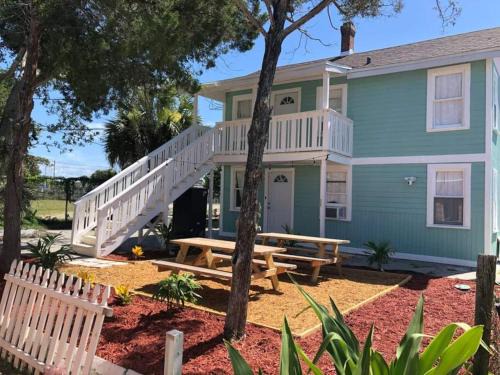Smith's Memento Apartment | Beachside Cottage Walk 2BeachOcean Center PETS OK