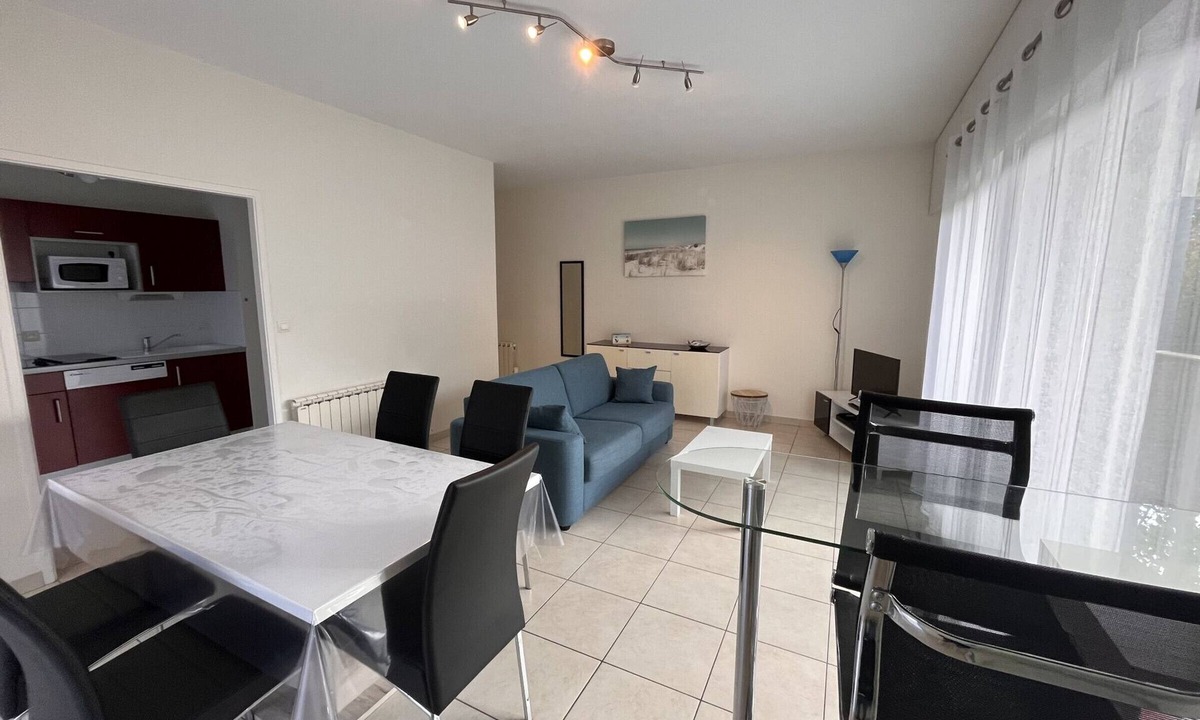 Les Sables d'Olonne Apartment | Beachside Getaway: 2-Bedroom Apartment with Garage, Close to Port & Shops