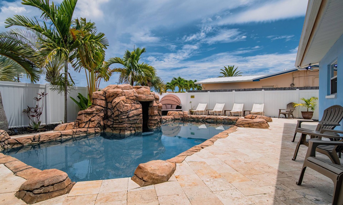 Seacoast Shores House | Beachside grotto
