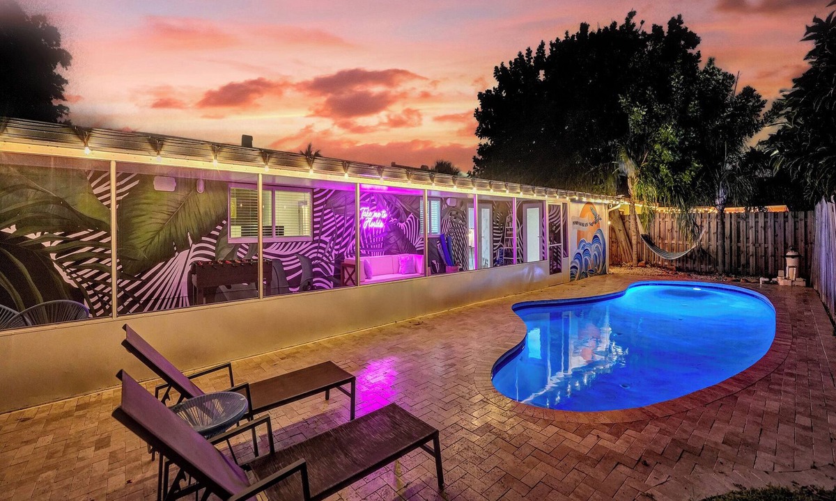Pompano Beach House | Beachside Haven with Pool & BBQ. 6 min to Beach