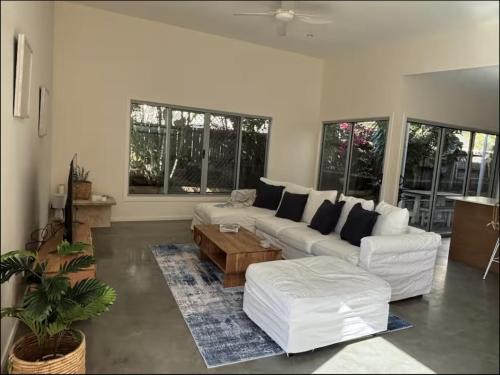Gold Coast Apartment | Beachside home 3 bed 2 bath Burleigh