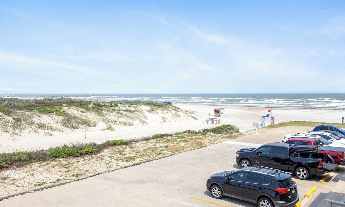 Corpus Christi Condo | Beachside Retreat | Spacious Condo with Pool & Gulf Views