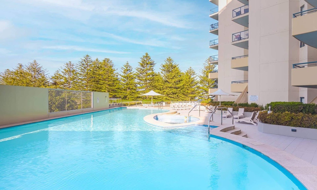 Cronulla Apartment | Beachside Studio with Pool and Gym Access