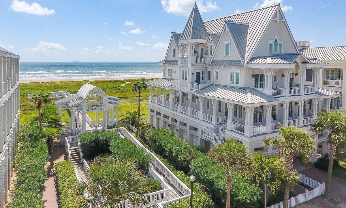 Beachtown House | Beachtown - BEACHFRONT ESTATE - Be Here Now - Elevator + 1-Min Walk to Pool!