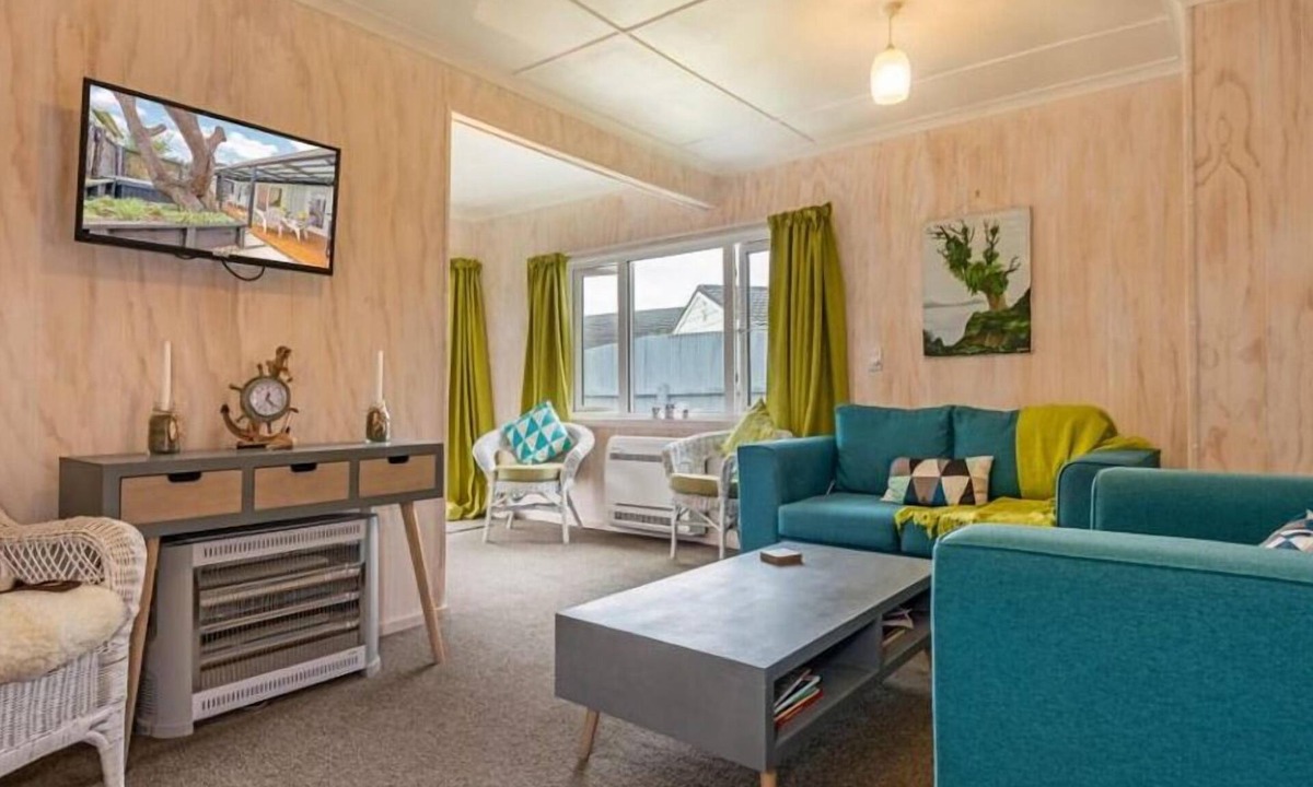 Foxton Beach House | Beachy Bach - With Brand New Spa Pool!