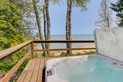 Forestville House | Beachy Palms Cottage on Lake Huron w/Hot Tub!