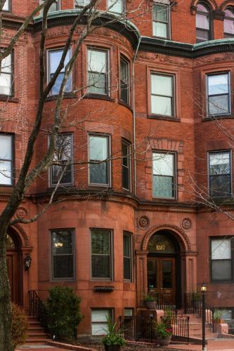 Longwood Bed & Breakfast | Beacon Inn 1087