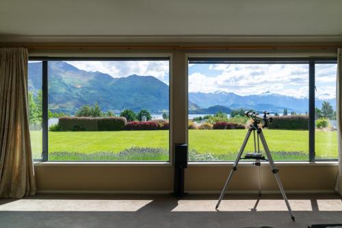 Wanaka Villa | Beacon Point Lakeview Escape - Spacious - Stylish
