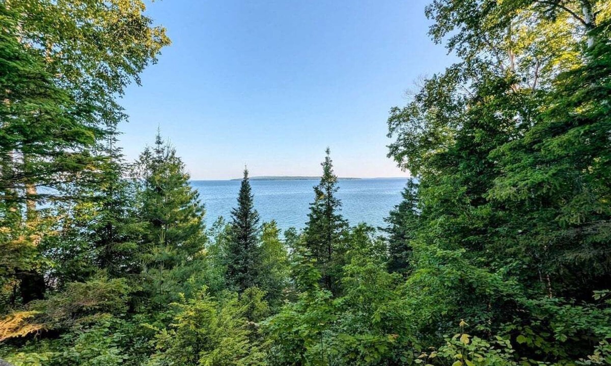 La Pointe House | Bean Ravine - Unique Cabin overlooking Lake Superi