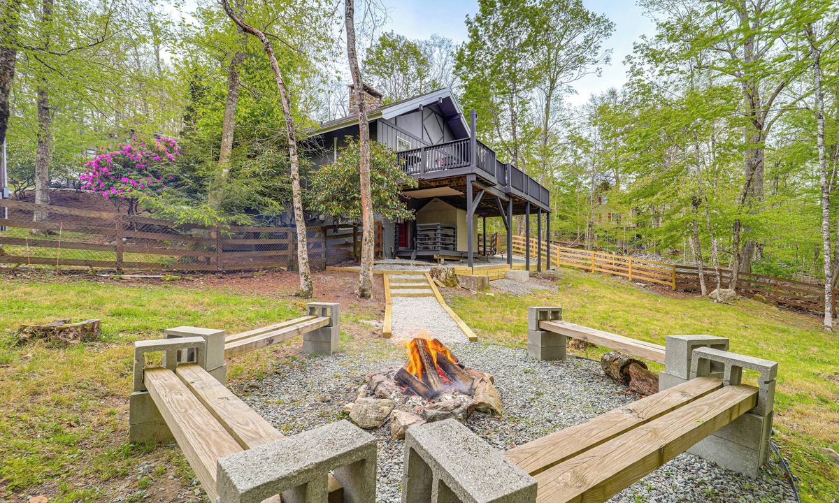 Charter Hills Cabin | 'Bear Crossing Chalet:' Beech Mountain Family Home