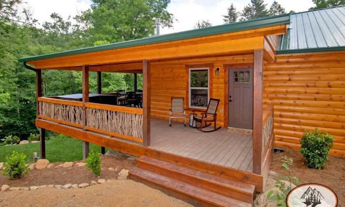 Roan Mountain Cabin | Bear Cub Cabin - 2 Bedroom, Sleeper Sofa, Outdoor Lounge & Hot Tub
