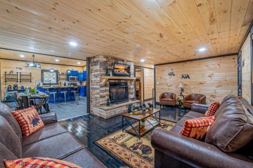 Sevierville House | Bear Paradise Cabin with Hot Tub, Mini Golf, Court, Games & free EV Ready Parking