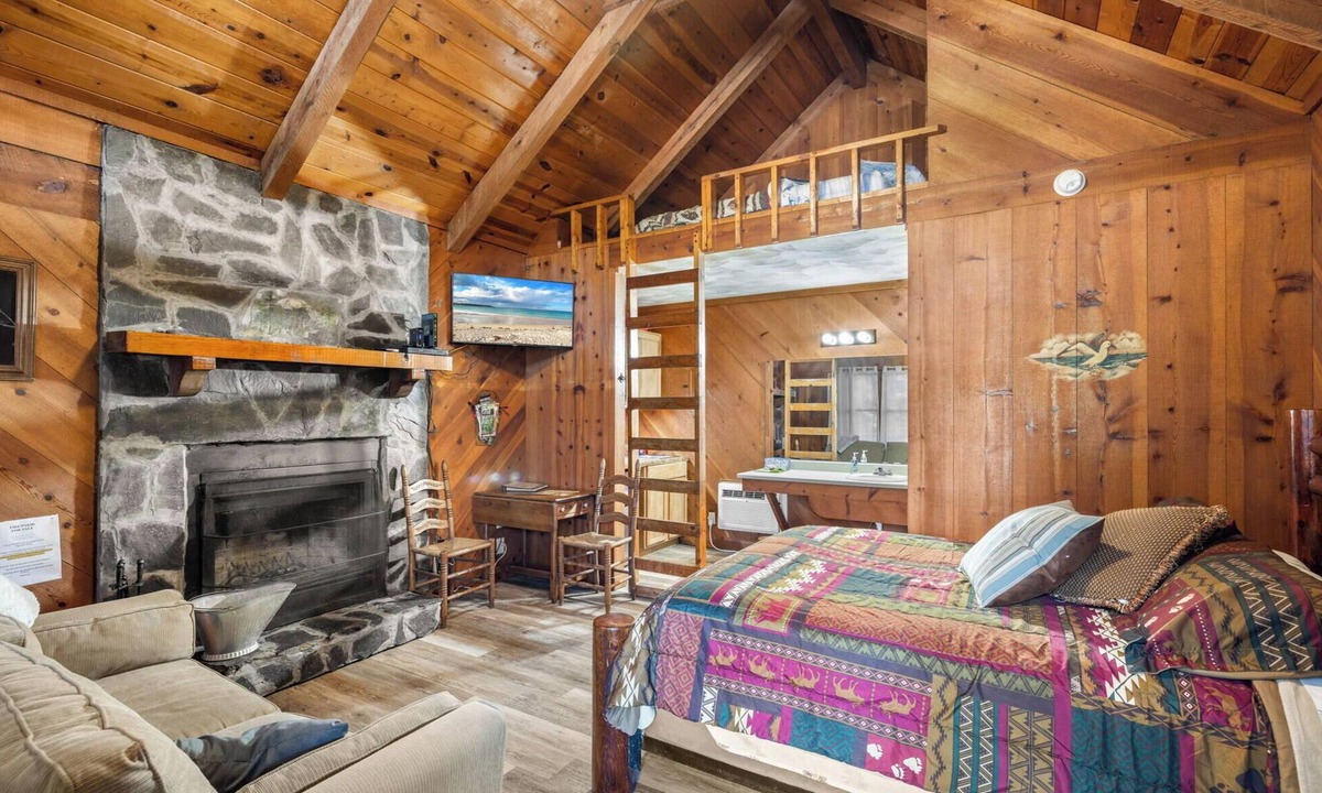 Sautee Nacoochee Cottage | Bear Paw Cottage #5 Queen Log Bed: COZY!: Pet Friendly; 2 Adults/2 Children