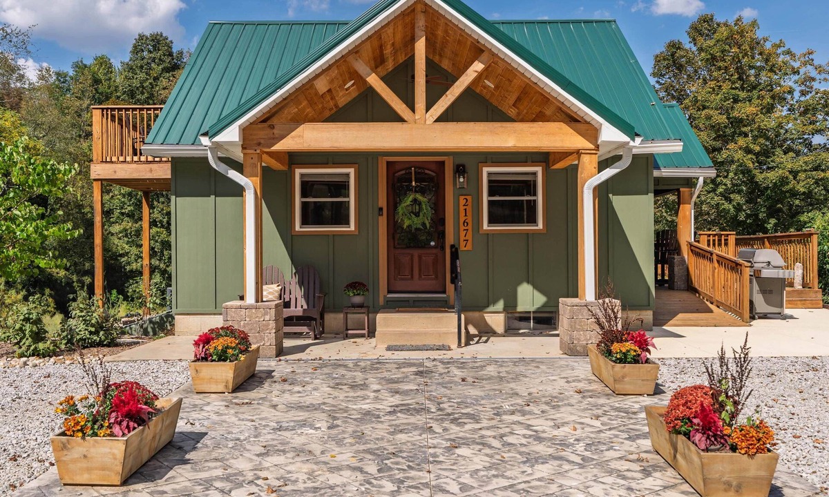 Logan House | Bear's Den | Sleeps 6 | Pet-friendly