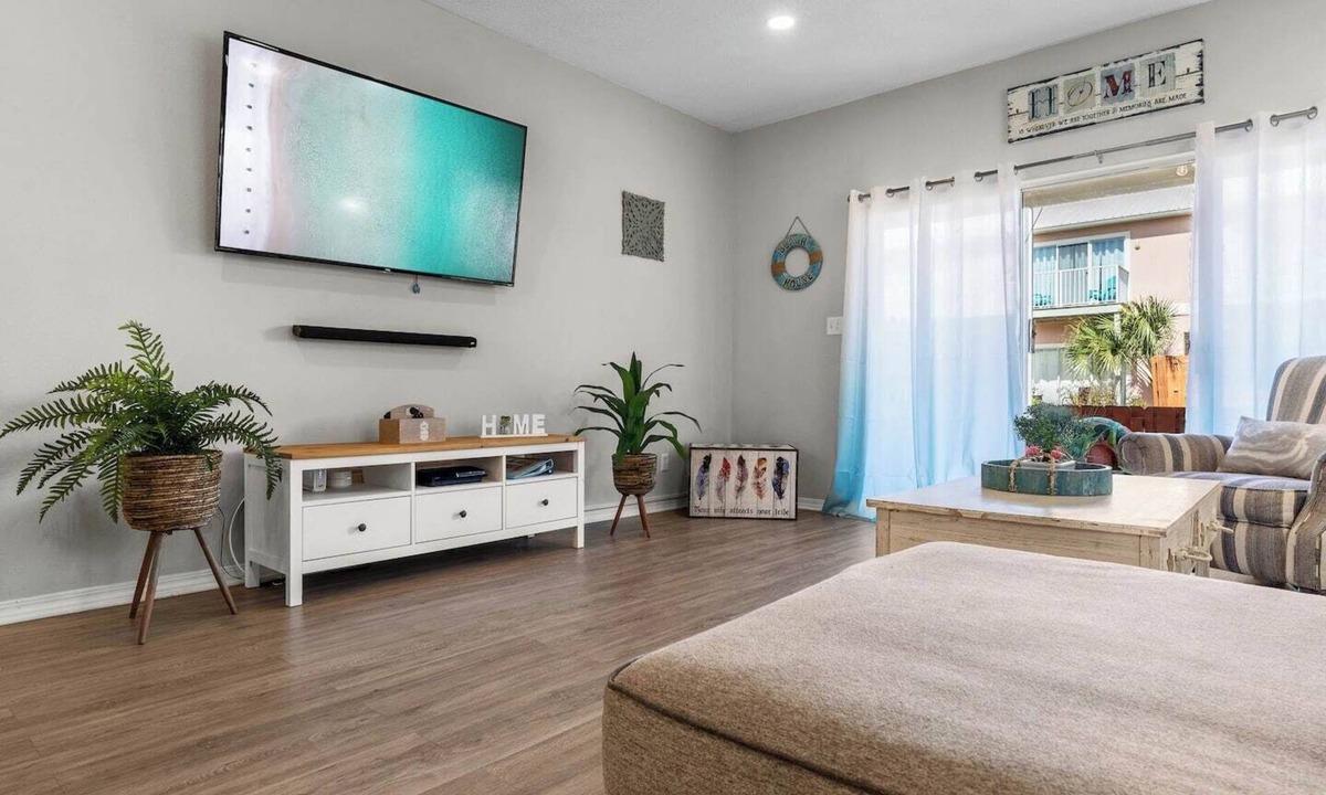 Miramar Beach House | Beatiful &Central| Pool |5 Min Walk to Beach & Shops