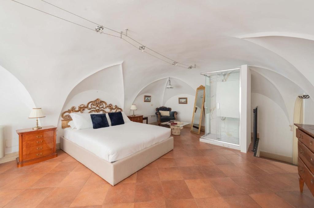 Roman Ghetto Apartment | Beatrix Apartment in Trastevere by Nosdom Properties