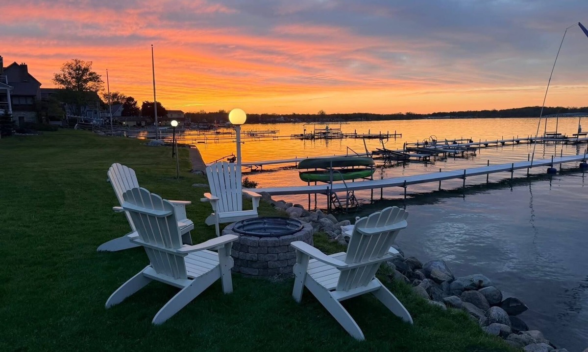Manitou Beach-Devils Lake Cottage | BEAUTIFUL LAKEFRONT COTTAGE! ☀️🧡 KAYAKS! CLEAR SANDY BOTTOM