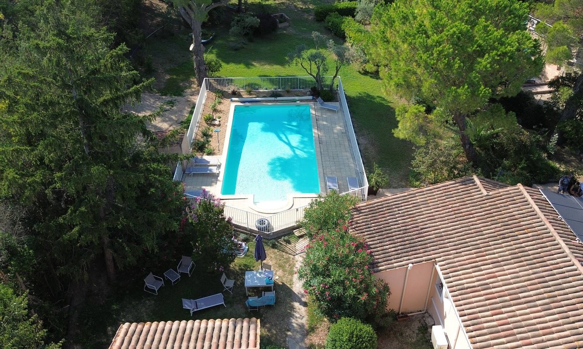 Cornillon-Confoux Villa | Beautiful 11 person Provencal villa with large swimming pool in a green setting
