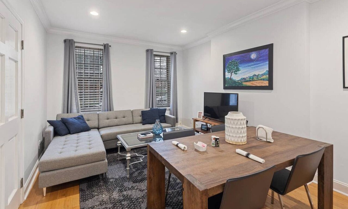 Graduate Hospital Condo | Beautiful 2 bedroom in Graduate Hospital w Back Patio