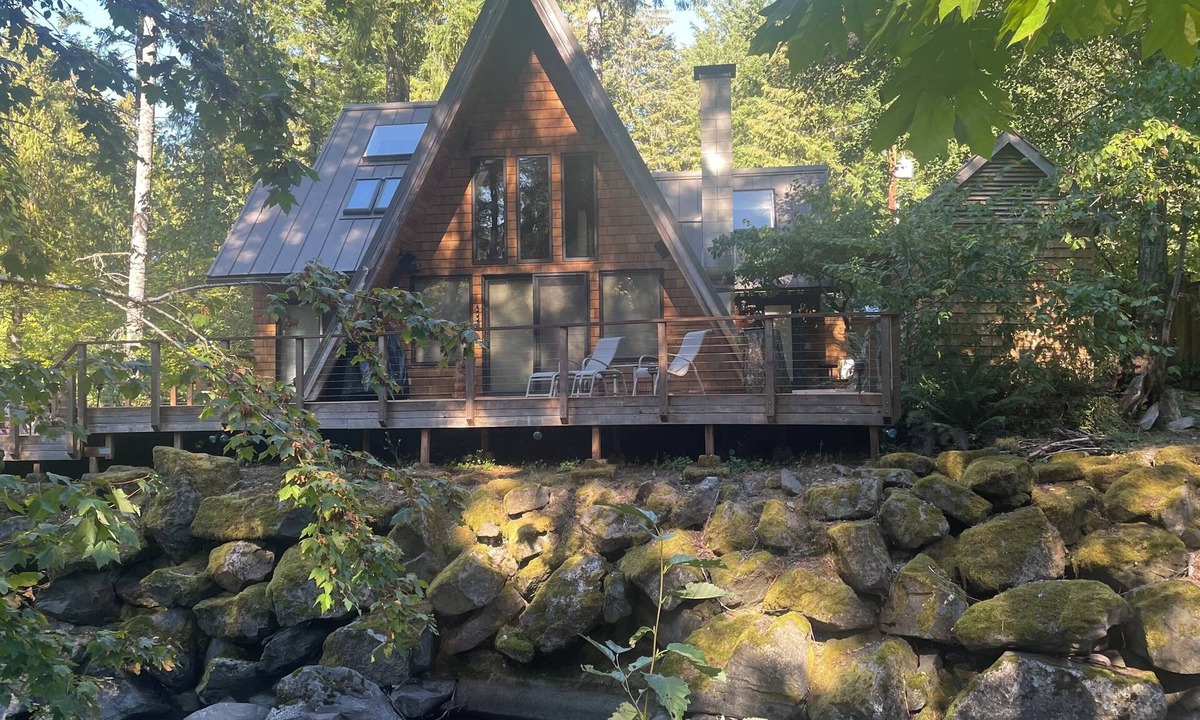 Packwood Cabin | Beautiful 2-bedroom cabin beside a creek in relaxing Packwood with WiFi, AC