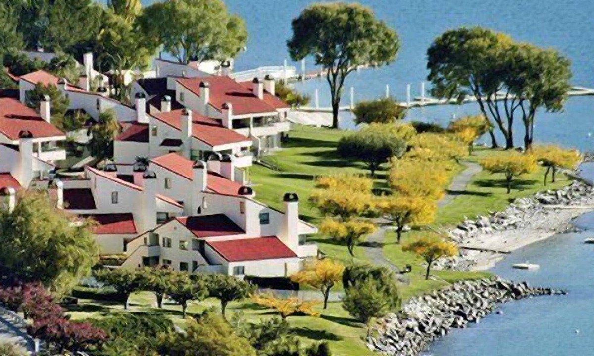 Chelan Apartment | Beautiful 2 bedroom unit at resort, sleeps 6