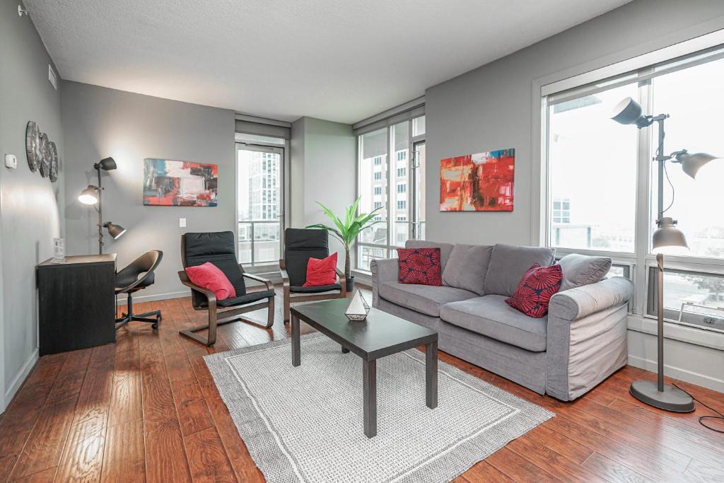 Victoria Park House | Beautiful 2bd Condo Patio Gym Parking location