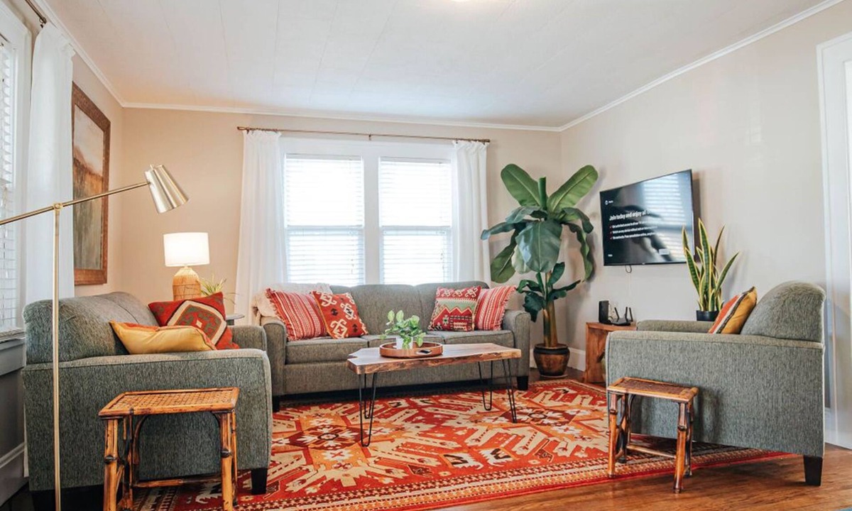 Rountree House | Beautiful 2BR, 2B Bungalow in Desirable Neighborhood! Perfect for Traveling Prof