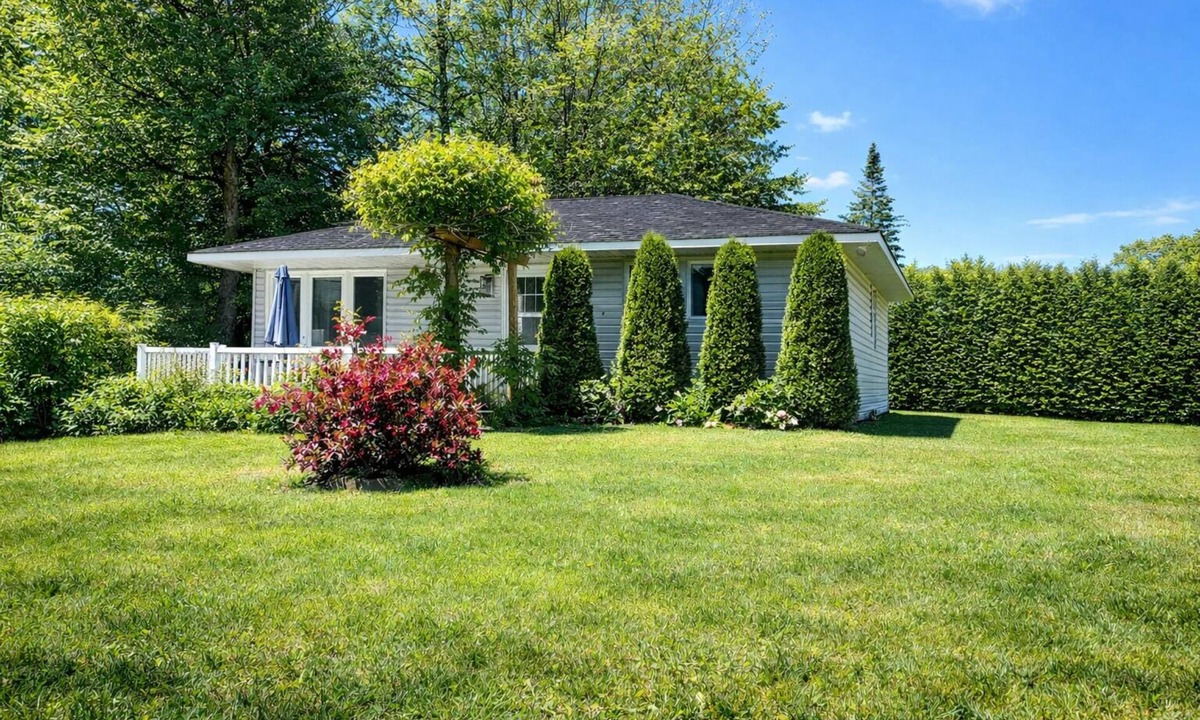 Balm Beach House | Beautiful 3-Bdrm Cottage close to Ski Resorts w/Hot Tub, Game Room, & more!
