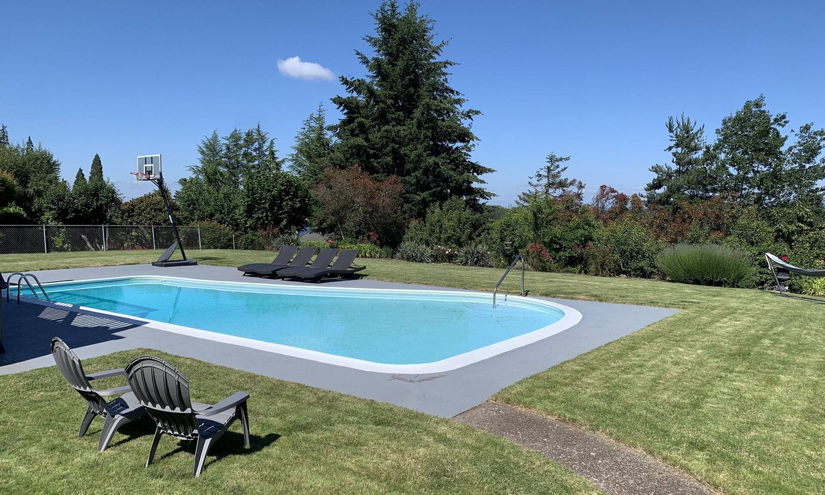 West Salem House | Beautiful 3 bed, 2 bath. Daylight Basement. Mountain & City View. Pool & Hot Tub