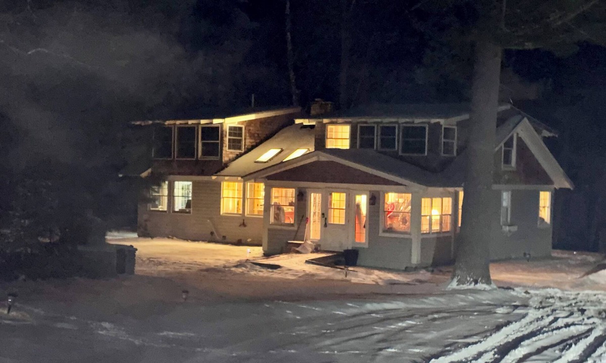 Eagle River Cottage | Beautiful 3-bedroom lake cottage outside Eagle Riverperfect for cozy getaways